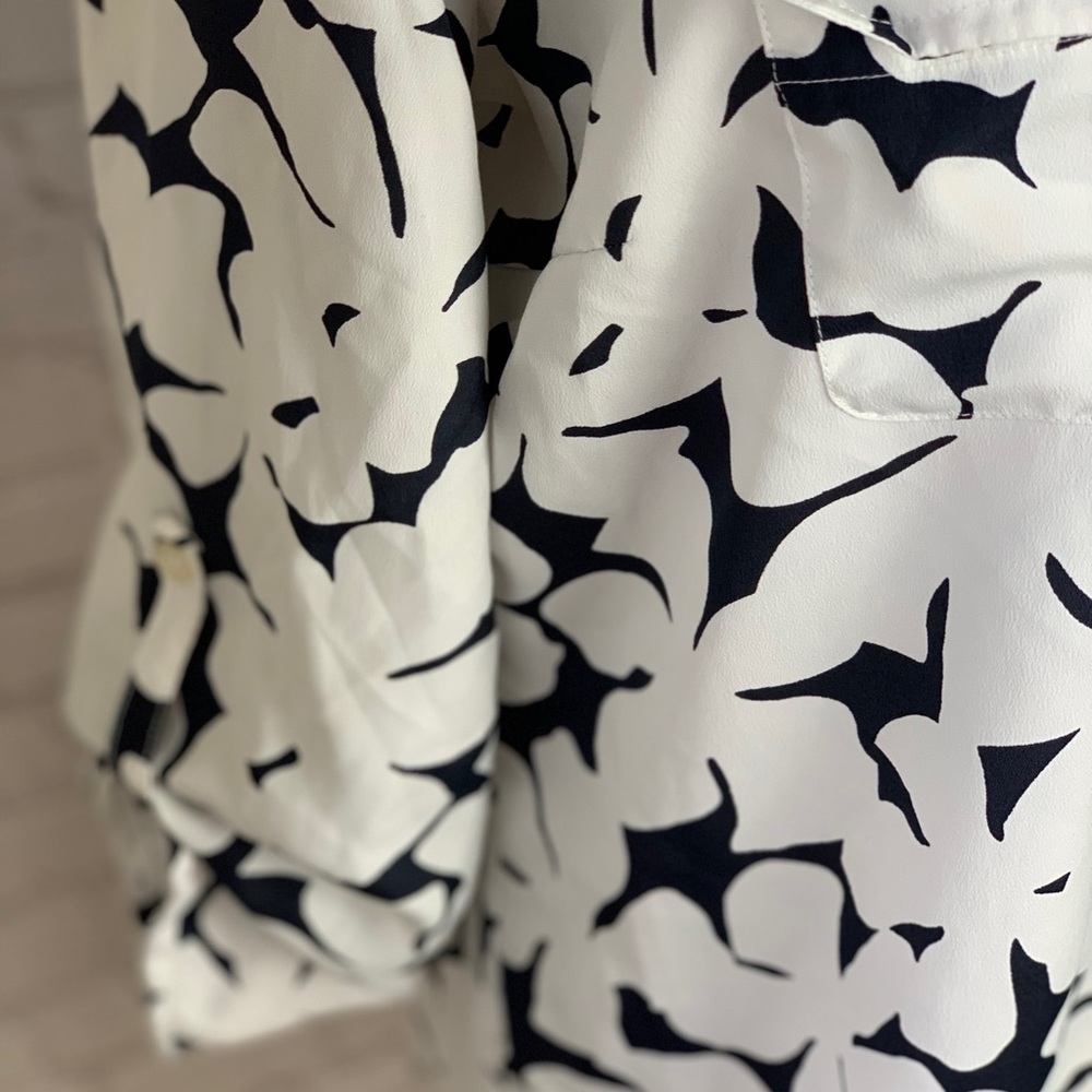 New York & Co. v-neck blouse - Picture 5 of 5